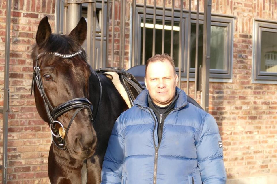 Rechtsanwalt Christian Weiß – hier im Bild mit seiner Reitbeteiligung „Fred“ – engagiert sich mit der weiss-legal.eu Rechtsanwaltskanzlei als 8er-Team-Sponsor. (Foto: privat)