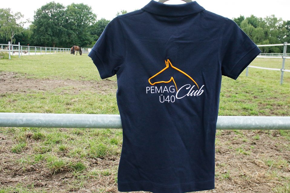 Mit dem modischen Polo-Shirt des PEMAG Ü40-Clubs machen Sie sowohl im Sattel als auch außerhalb immer eine gute Figur! Foto: PEMAG